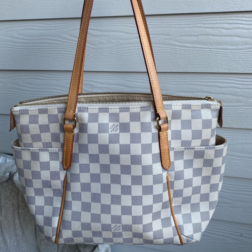 Beautiful Totally MM Louis Vuitton purse.